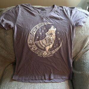 MV Sport Wolf V-Neck Tee in Light Purple